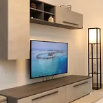 Comfy Living! Renovated 2 Rooms At Ambra Apartments-Lift-Secure Parking-Great Area!