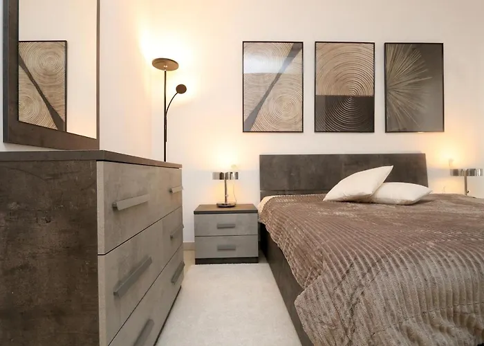 Comfy Living! Renovated 2 Rooms At Ambra Apartments-Lift-Secure Parking-Great Area!