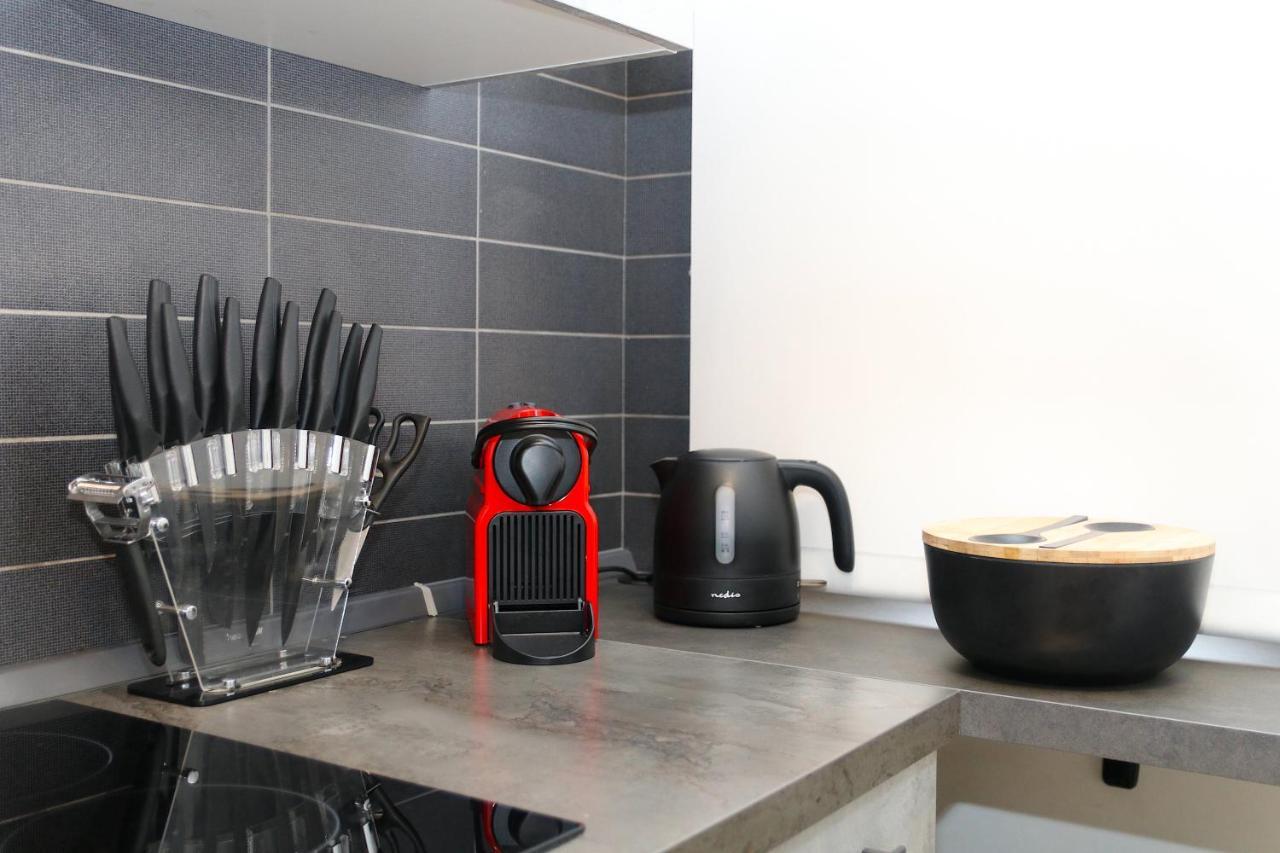 Comfy Living! Renovated 2 At Ambra Apartments-lift-secure Parking-great Area!